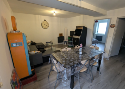 Salon avec table à manger