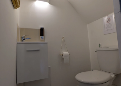 Toilettes séparées avec évier